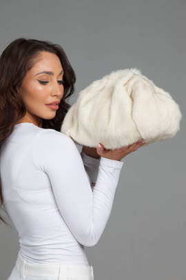 Biała torebka z naturalnego futra norki