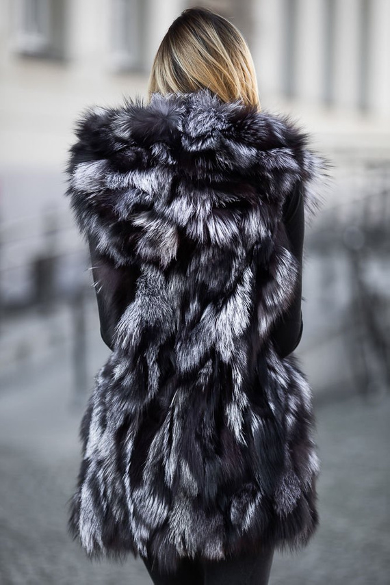 Futrzana kamizelka z kapturem z naturalnego lisa srebrnego