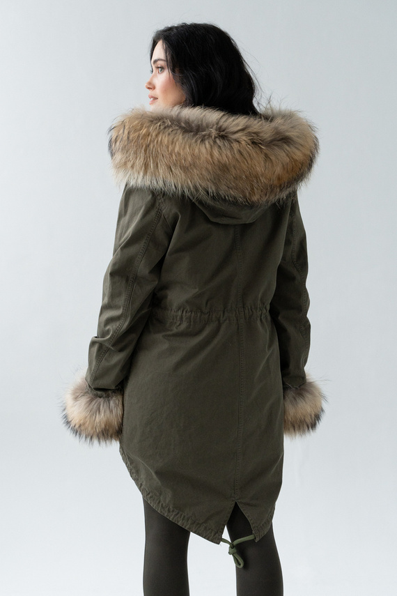 Zielona parka damska obszyta naturalnym  futrem jenota