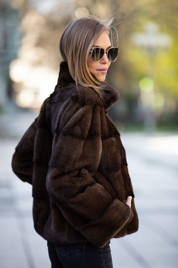 Brązowe futro z naturalnych norek