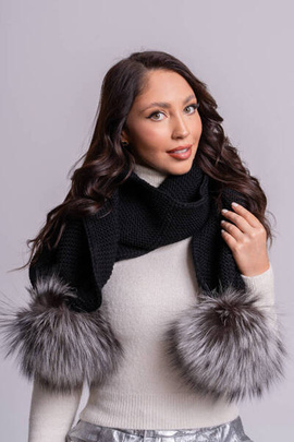 Czarny wełniany szal z pomponami z naturalnego futra lisa