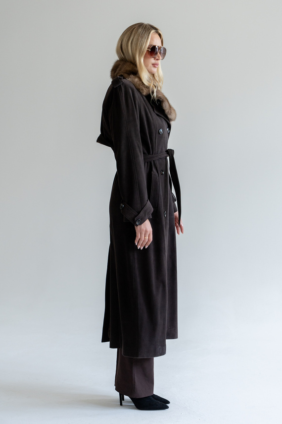 Brązowy zamszowy płaszcz trencz z kołnierzem z futra sobola ze skóry zamszowej