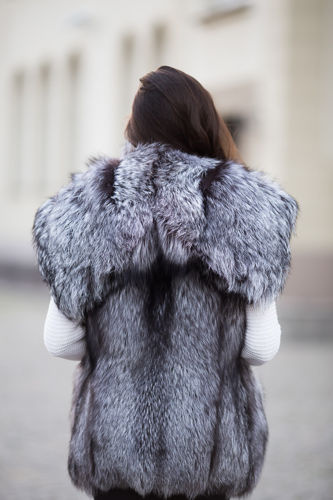 Futrzana kamizelka z naturalnego futra lisa srebrnego - grzbiety