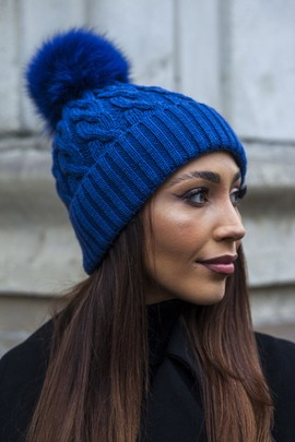 Czapka wełniana z warkoczem, z pomponem z naturalnego futra lisa.