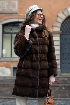 Brązowe futro z grzbietów norek