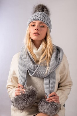 Komplet wełniany szalik oraz czapka z pomponami z futra srebrnego lisa.
