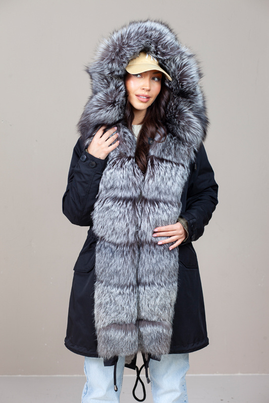Parka damska obszyta naturalnym futrem norek oraz futrem lisów srebrnych.