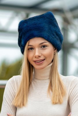 Granatowa czapka z naturalnego futra norek z ozdobnymi pomponikami