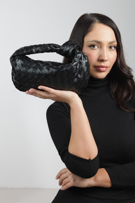 Czarna pleciona torebka z naturalnej skóry