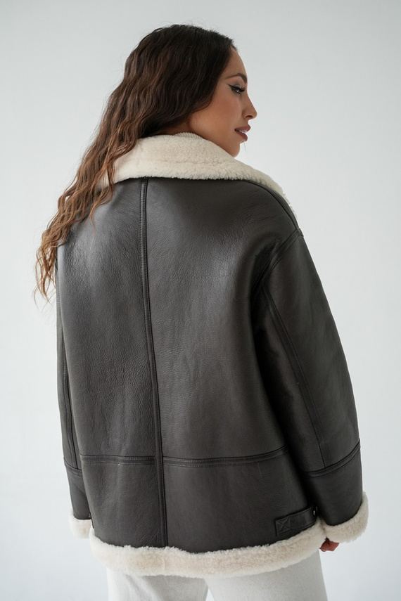 Brązowy kożuch z kołnierzem z baranka