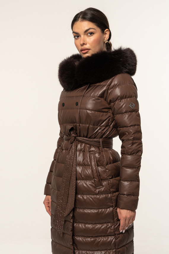 Brązowy puchowy płaszcz damski z kapturem obszyty naturalnym futrem lisa w kolorze czekolady