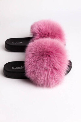 Delikatnie różowe klapki damskie z naturalnym futrem z lisa