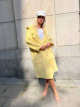 Wełniany płaszcz w kolorze jasno- żółtym