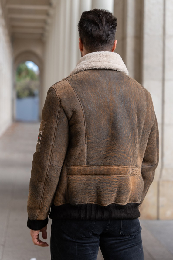 Brązowy kożuch typu pilotka 