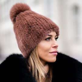 Czapka z naturalnego futra norek w kolorze cappuccino.