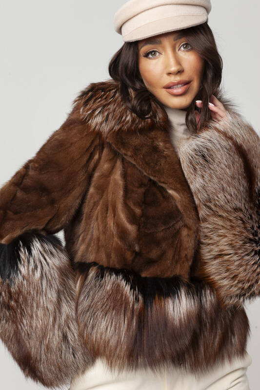 Brązowe futro z pełnych norek oraz lisa srebrnego