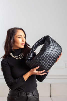 Czarna pleciona torebka z naturalnej skóry