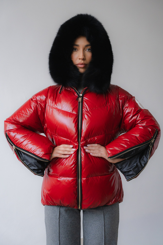 Czerwona kurta Sissi marki Flo&Clo z futrzanym obszyciem