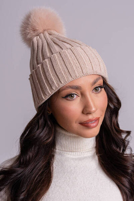 Beżowa czapka wełniana w prążki z futrzanym pomponem
