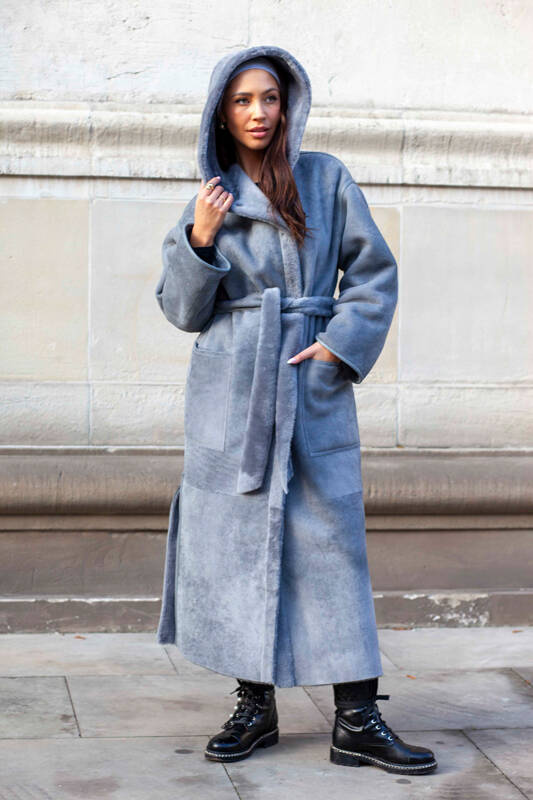 Długi szary kożuch ze skór merynosów z kapturem