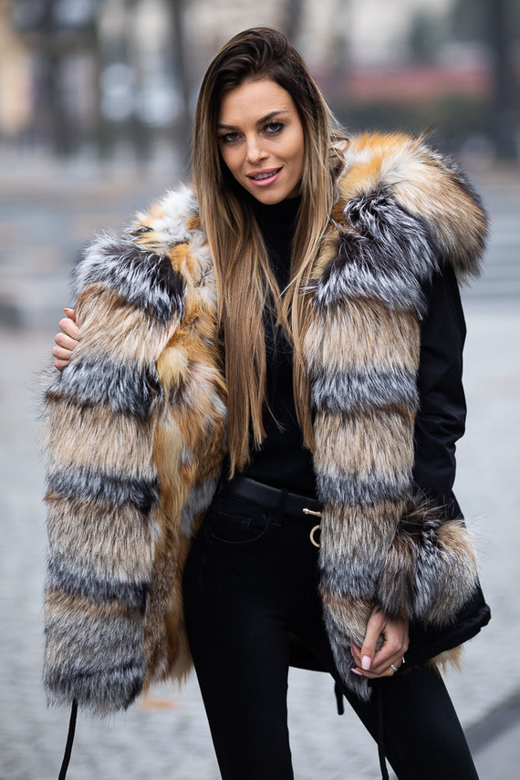 Parka damska obszyta naturalnym futrem z lisa (Iceland smoky fox). Edycja limitowana.
