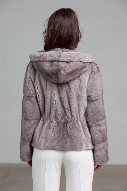 Szafirowe futro naturalne z grzbietów norek z kapturem