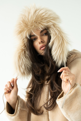 Beżowa uszanka z naturalnego futra jenota i norki