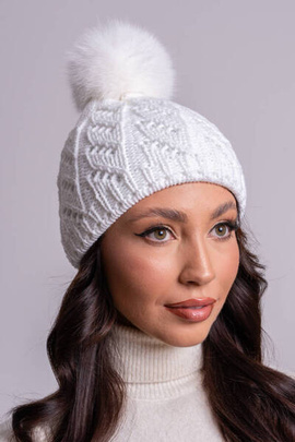Biała ażurowa czapka z pomponem z naturalnego futra lisa