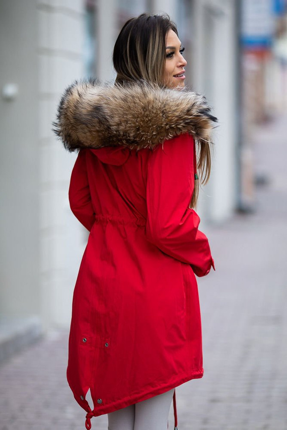 Parka damska w kolorze makowym z obszyciem z naturalnego futra z jenota.