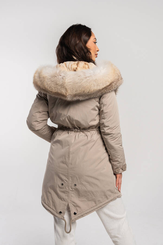 Beżowa kurtka parka obszyta naturalnym futrem z lisa i norką