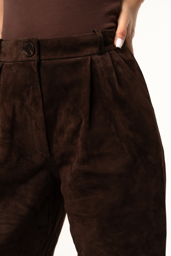 Brązowe skórzane spodnie o swobodnym kroju