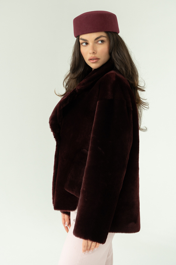Bordowy kożuch damski ze skór jagnięcych typu merino