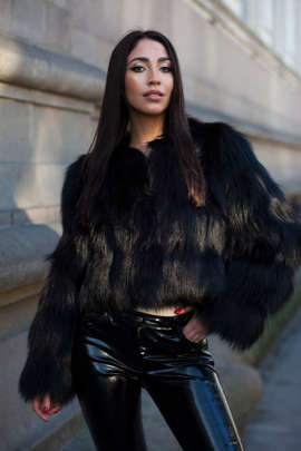 Czarne krótkie futro z lisów fińskich