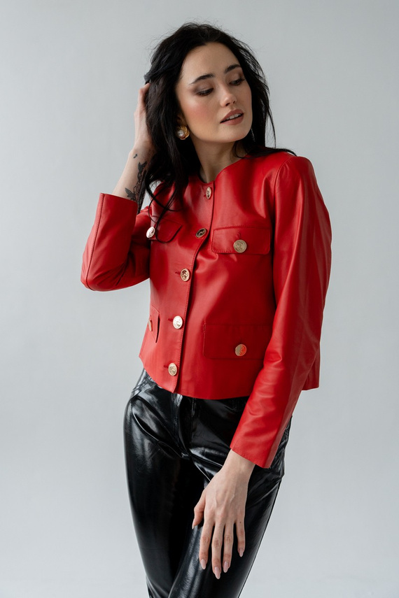 Czerwona skórzana kurtka damska typu szanela