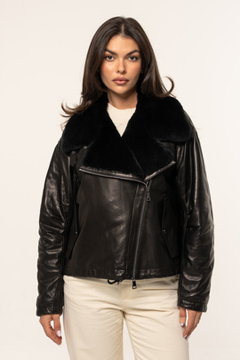 Czarna kurtka skórzana Adele z futrzanym kołnierzem