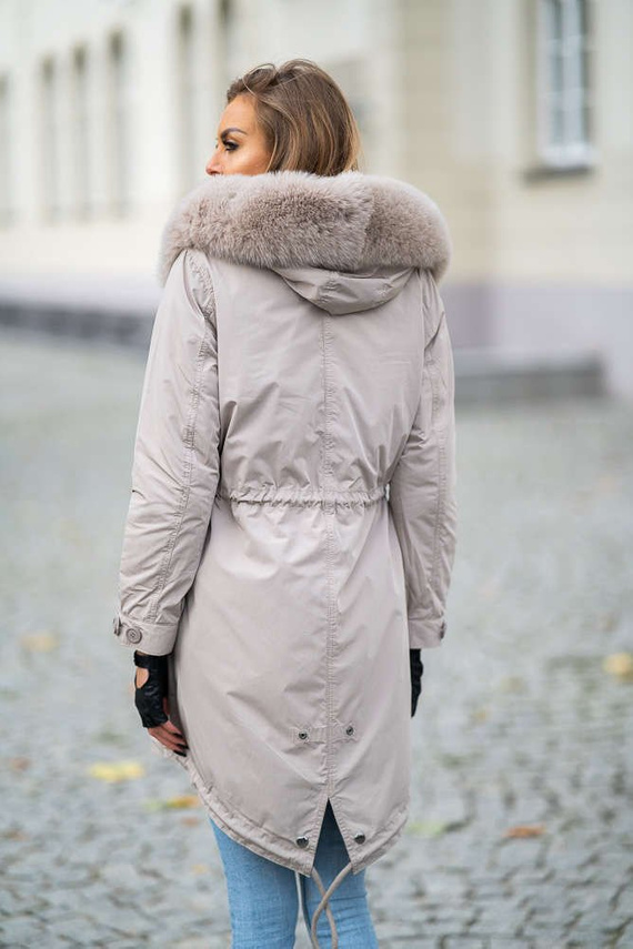 Beżowa kurtka parka z futrzanym kapturem
