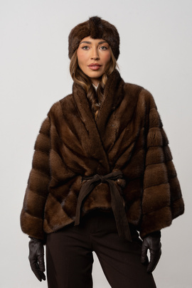 Brązowe futro w  stylu poncza z naturalnych norek