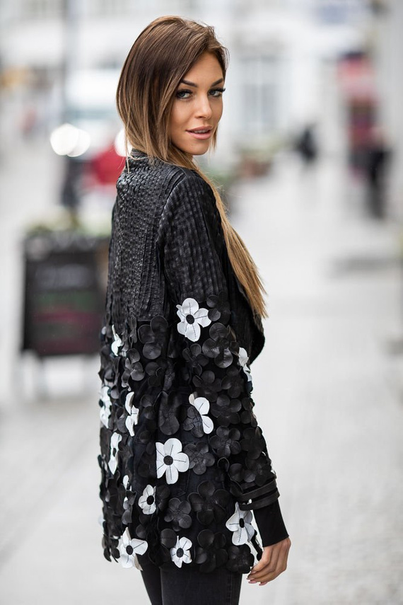 Wiosenna skórzana kurtka damska z ozdobnymi kwiatami.