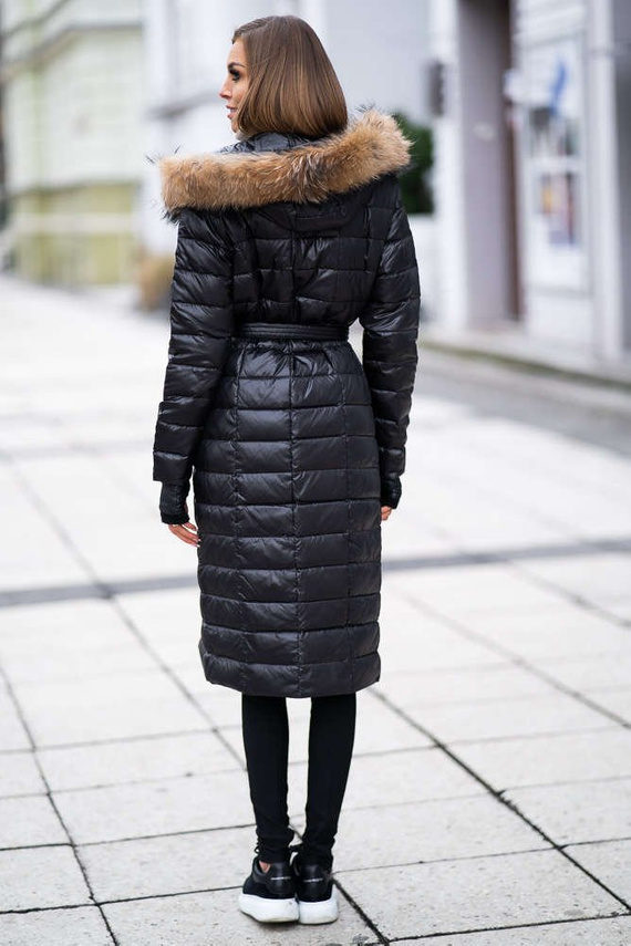 Płaszcz damski z kapturem obszytym naturalnym futrem jenota.