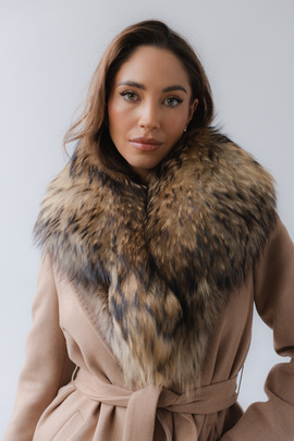 Brązowy kołnierz z naturalnego futra jenota