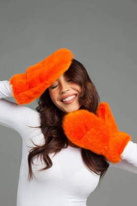 Futrzane rękawiczki z futra norki w kolorze pomarańczu