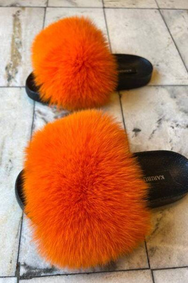 Pomarańczowe klapki z naturalnym futrem lisa