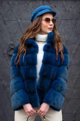 Granatowe futro z grzbietów norek