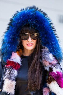 Futrzane obszycie na kaptur z naturalnego futra jenota w kolorze chabrowym.