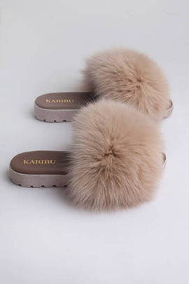 Beżowe klapki skórzane z naturalnym futrem z lisa