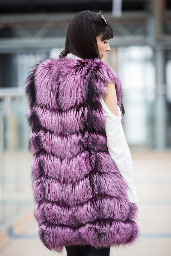 Futrzana kamizelka z naturalnego futra lisa w kolorze lila.