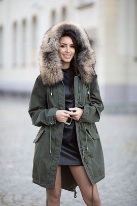 Parka damska w kolorze khaki z obszyciem z naturalnego futra z jenota.