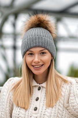 Kaszmirowa czapka w kolorze szarym z futrzanym pomponem