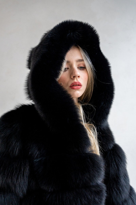 Czarne futro z kapturem z lisów fińskich