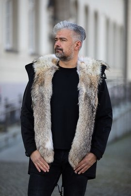 Czarna męska parka bogato obszyta naturalnym futrem koyotów kanadyjskich